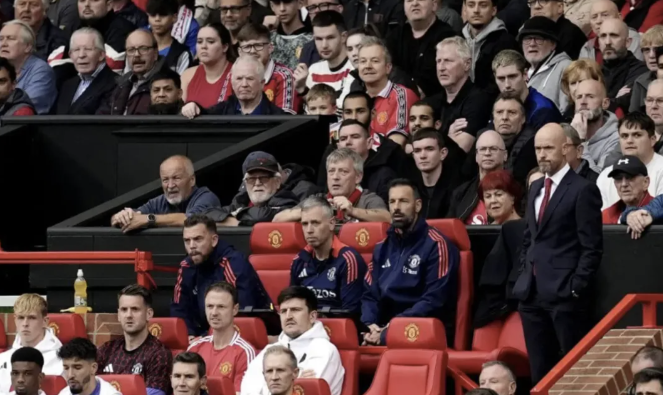 失去靠近教练席座位的曼联球迷们